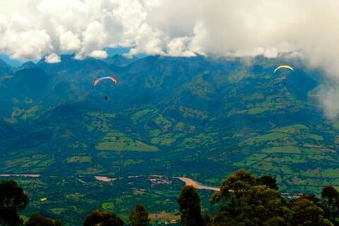 Visite privée : La ville du café + Vol en parapente au départ de Medellín
