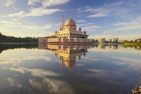 Privétour Putrajaya met ticket voor een halve dag rondvaart over het meer