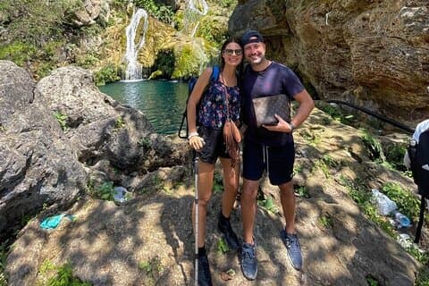 Trekking naar verborgen waterval