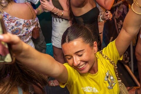 Leuk: Kroegentocht Geel – Gezellige bars, spelletjes en toegang tot VIP-clubs