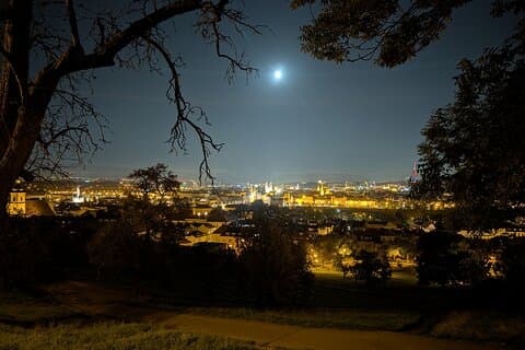 Praga à noite Um passeio panorâmico de Petrin Hill à Cidade Velha