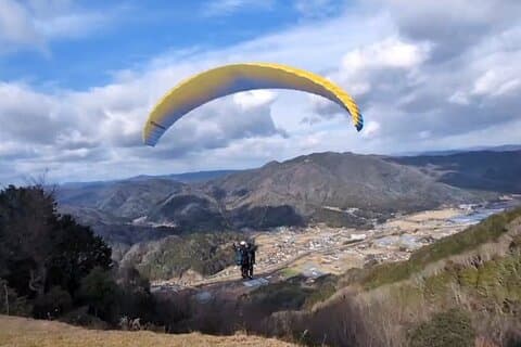 Esperienza di parapendio tandem con viste panoramiche