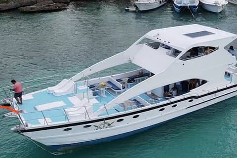 プンタカナパーティーボートシュノーケリング、オープンバー、エンターテイメントバイブス