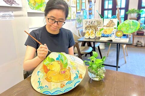 Pinta y personaliza un Non La vietnamita con arte popular tradicional