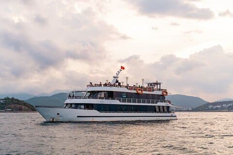 Nha Trang Luxus Sunset Cruise mit Cocktail, Abendessen und Live-Musik