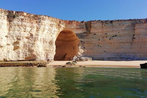 Excursión en barco a la cueva de Benagil y la playa de Marinha desde Portimão