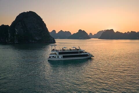 Fra Hanoi: Halong Bay Day Cruise med limousine og gourmet lunsj