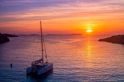 Croisière de luxe au coucher du soleil à Santorin : dîner, barbecue, open bar, transferts