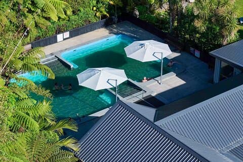 Experiencia en piscinas termales con baño mineral geotérmico