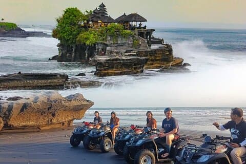Passeio de quadriciclo em Bali na praia com passeio ao pôr do sol em Tanah Lot