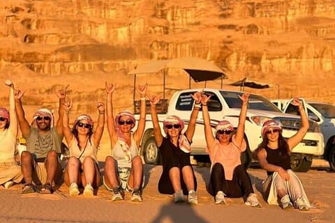 Tour in jeep di un'intera giornata a Wadi Rum con pranzo tradizionale beduino