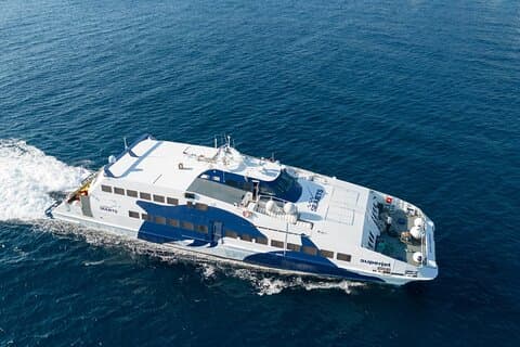 Transporte de ferry entre Atenas e Milos Island
