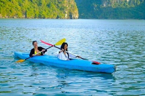 Authentische Halong und Lan Ha Bay Private Kanufahrt