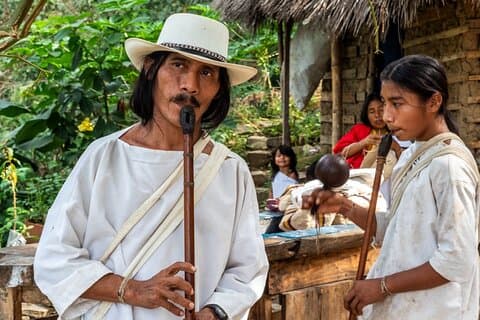 Expérience coucher de soleil Wiwa à Minca avec feu de camp et cacao
