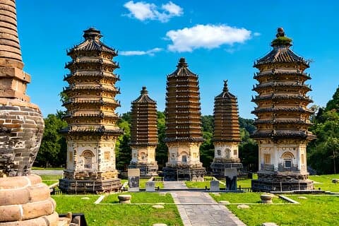 Privat dagstur till Yinshan Pagoda Forest och Ming Tombs från Peking