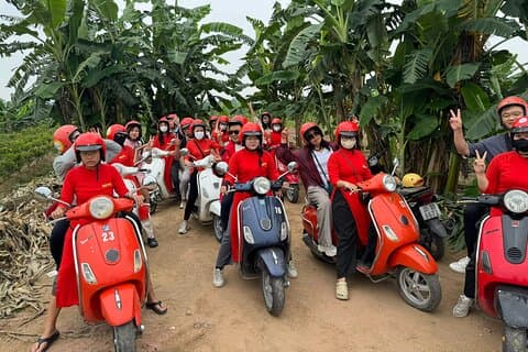 Visite de la campagne en Vespa à Hanoï avec des cavalières Ao Dai d'une demi-journée