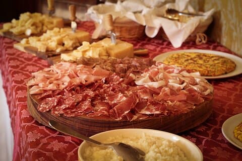 Modena: Visita guidata in Acetaia, Degustazione di aceto e Pranzo