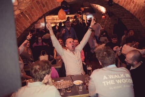 Katowice Fun Explorers Pub Crawl med velkomstbilder