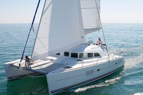Milos Kleftiko Catamarã Cruzeiro com bebidas de almoço e snorkeling
