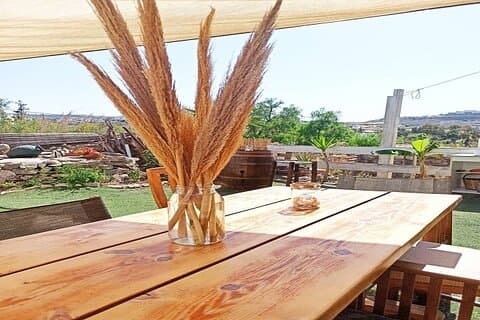 Abendessen mit Meeresfrüchten bei Sonnenuntergang in einem Paros Country Courtyard
