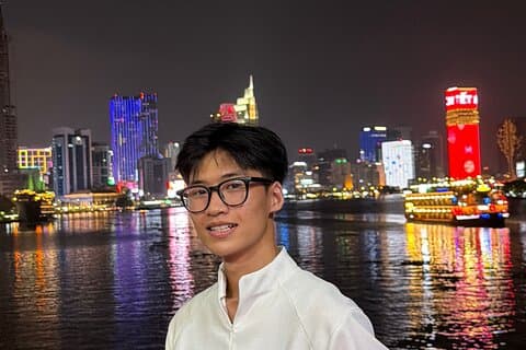 Tour de comida callejera por la ciudad de Ho Chi Minh con guía estudiantil LGBT local