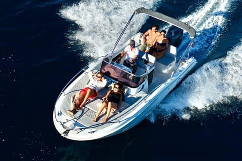Private Capri Escape : Excursion d'une journée en bateau au départ de Sorrente