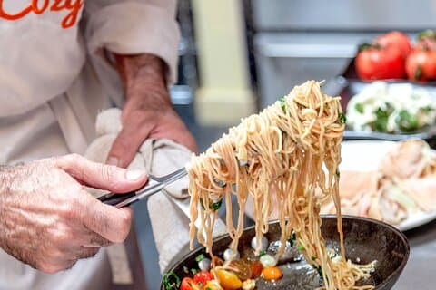 Cuisiner des pâtes siciliennes et Parmigiana dans une cuisine confortable - 4 - Repas de cours