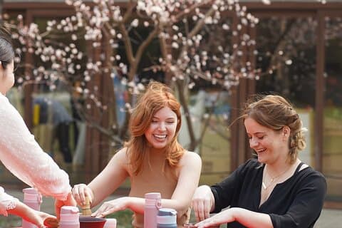 Tokyo Cherry Blossom Matcha Experience in het Yoyogi Park (Shibuya)