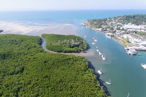 Private Shore Tour: Seafood Sail Cruise Port Douglas