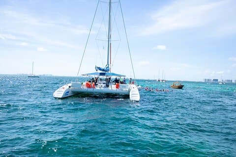 Isla Mujeres Catamaran Tour med snorkling og åben bar