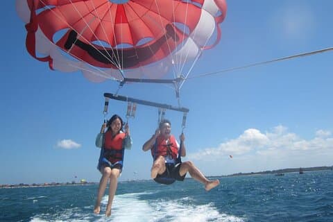 Deportes acuáticos en barco y velero en Bali
