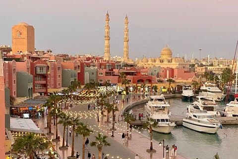 Tour privato della città di Hurghada con porto turistico, moschea e mercati locali