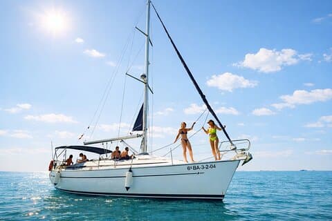 Private Boat Trip in Barcelona with Snacks and Drinks