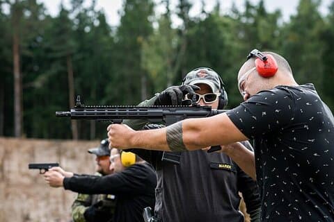 Udendørs skydning oplevelse 3 til 10 pistoler + Hotel Pickup