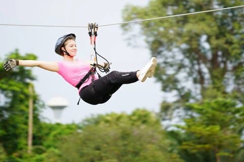 Zipline på Tarzan Adventure Pattaya nära Buddha Mountain