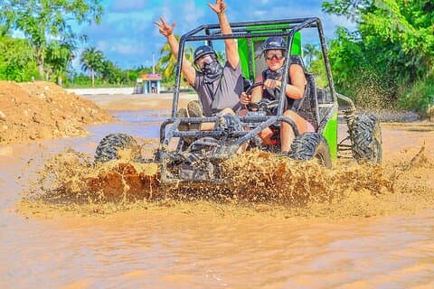 ATV og Buggy udflugt til stranden og vandhulen i Punta Cana