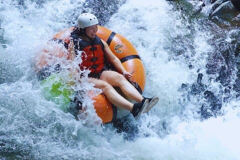 Tour d'aventure Tubing Équitation Tyrolienne et sources thermales