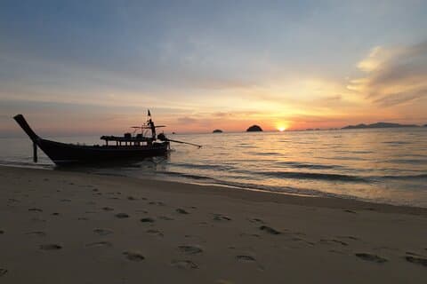 Viaggio di snorkeling al tramonto a Koh Lipe