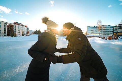 Patinaje sobre hielo sesión privada de fotografía en pareja Rovaniemi