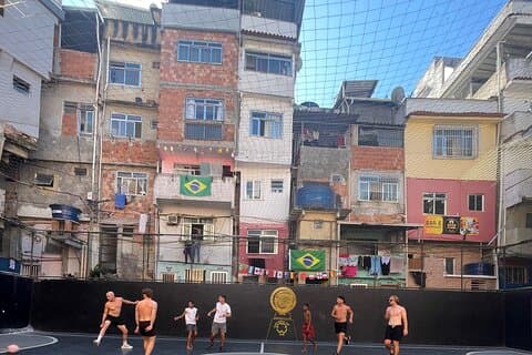 FIFAストリートコートとファヴェーラツアーでリオを体験