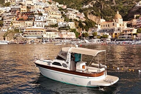 Private Bootstour durch Capri mit Zwischenstopp in Nerano zum Mittagessen