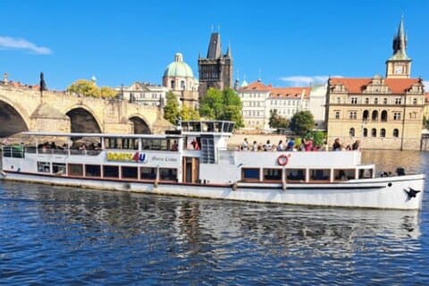 Gita in barca condivisa Praga Moldava con 2 bevande incluse