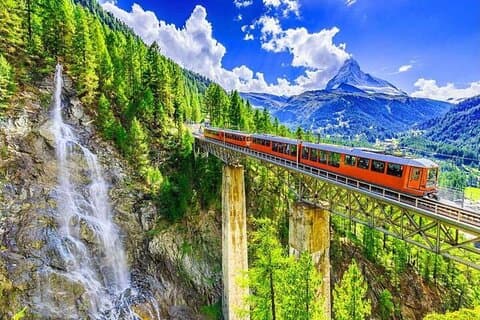 Schweizer Alpen Berninabahn und St. Moritz Tagestour ab Mailand