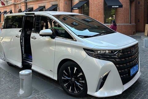 Private Full-Day Shanghai City Tour: Chauffeur & English Guide
