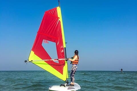 1 Hora de Windsurf e SUP Surf Experience em Hua Hin