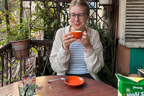 Hanoi prepara de 4 a 6 cafés icónicos en una casa patrimonial con lugareños