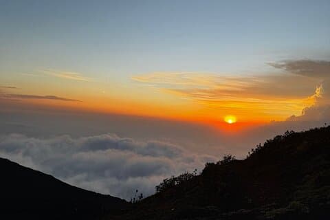 グアテマラシティから見るパカヤ火山の日の出または日没