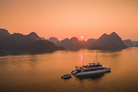 Halong Elite Catamaran Day Cruise with Jacuzzi and Local Lunch