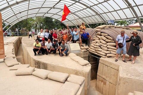Campo de batalla histórico Dien Bien Phu a 3 días de Hanói por aire