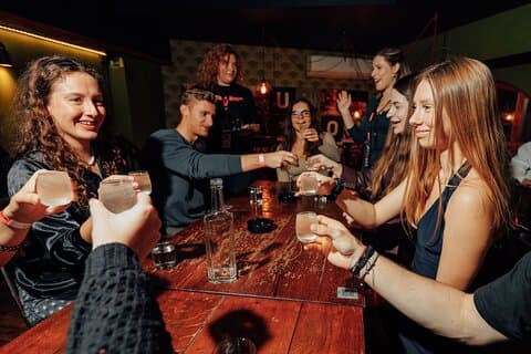 Bratislava : Pub Crawl mit VIP-Eintritt, Freischnaps und Bier
